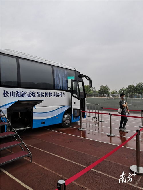 東莞啟用移動疫苗車與移動CT車，開啟高效便民健康服務新模式